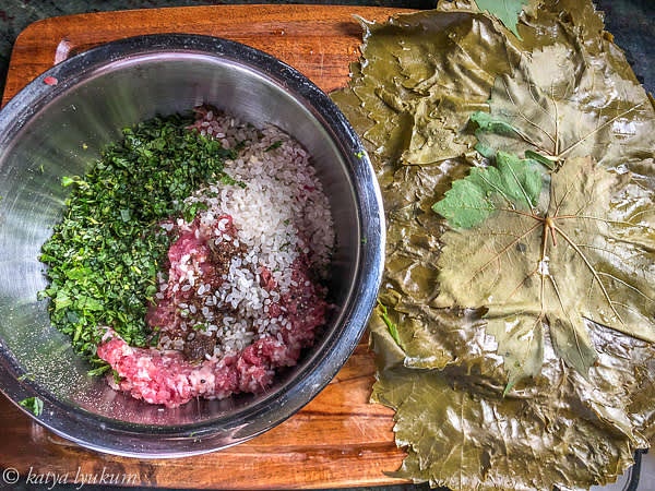 Wash and finely chop the herbs and garlic and add them to the lamb.