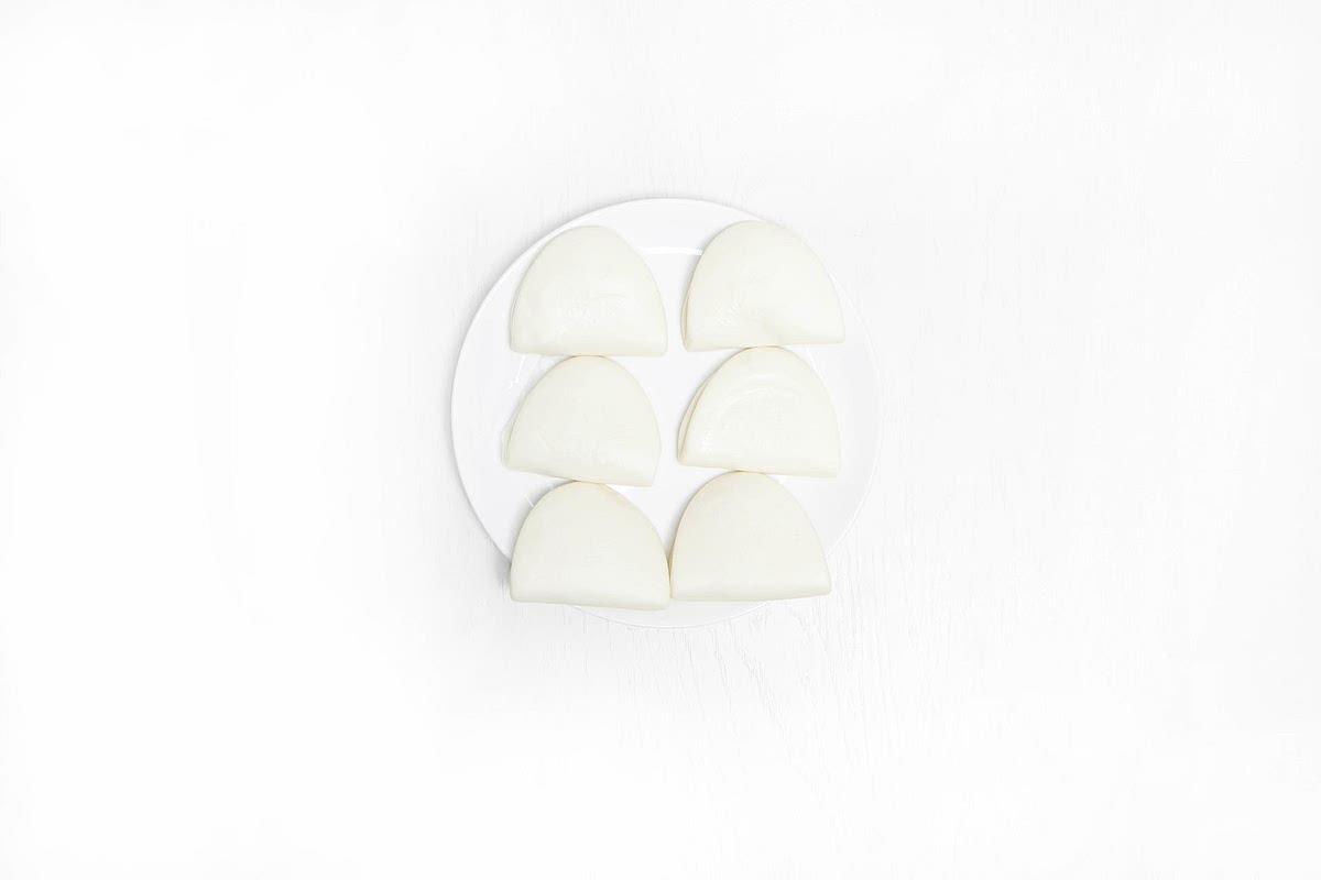 알림음이 울리면, 내열 용기에 담은 바오번빵을 큐커 하단에 중앙에 넣고 다이얼을 눌러주세요.