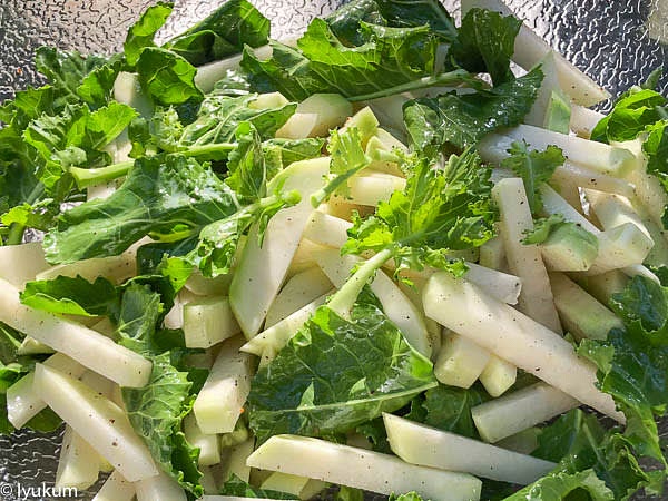 Serve plated, or, even better, eat the sticks with your hand. Считайте, что эта хрустящая соломка из кольраби — ваши новые чипсы! Обнимите миску своей неактивной рукой и прижмите к пузу, чуть левее пупка. Активной рукой ныряйте за каждой следующей кольрабиной и хрустите в удовольствие как можно скорее после приготовления салата, пока соломка не размячилась от соли. Если пойдете с миской к телевизору, захватите салфетку вытирать руку до рта сие лакомство доносящую, потому что вдруг в какой-то момент понадобится схватить пульт.