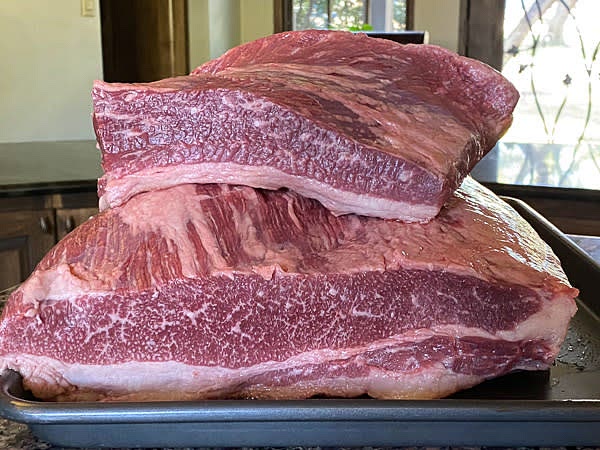 Cut the brisket into more or less evenly thick two or three portions. Apply dry rub generously.