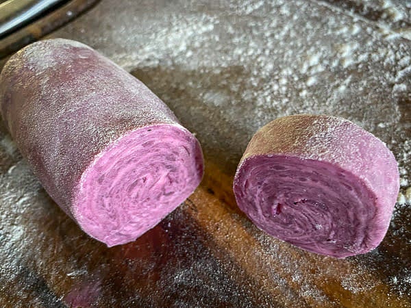 Remove the dough from the fridge, unwrap, and slice the roll 0.5 inch thick. Remove taro stuffing from the fridge.