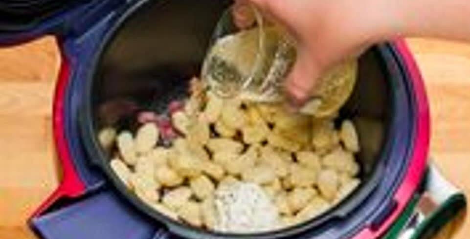 Sahne, Brühe und Gnocchi dazugeben. Mit Pfeffer würzen und umrühren.