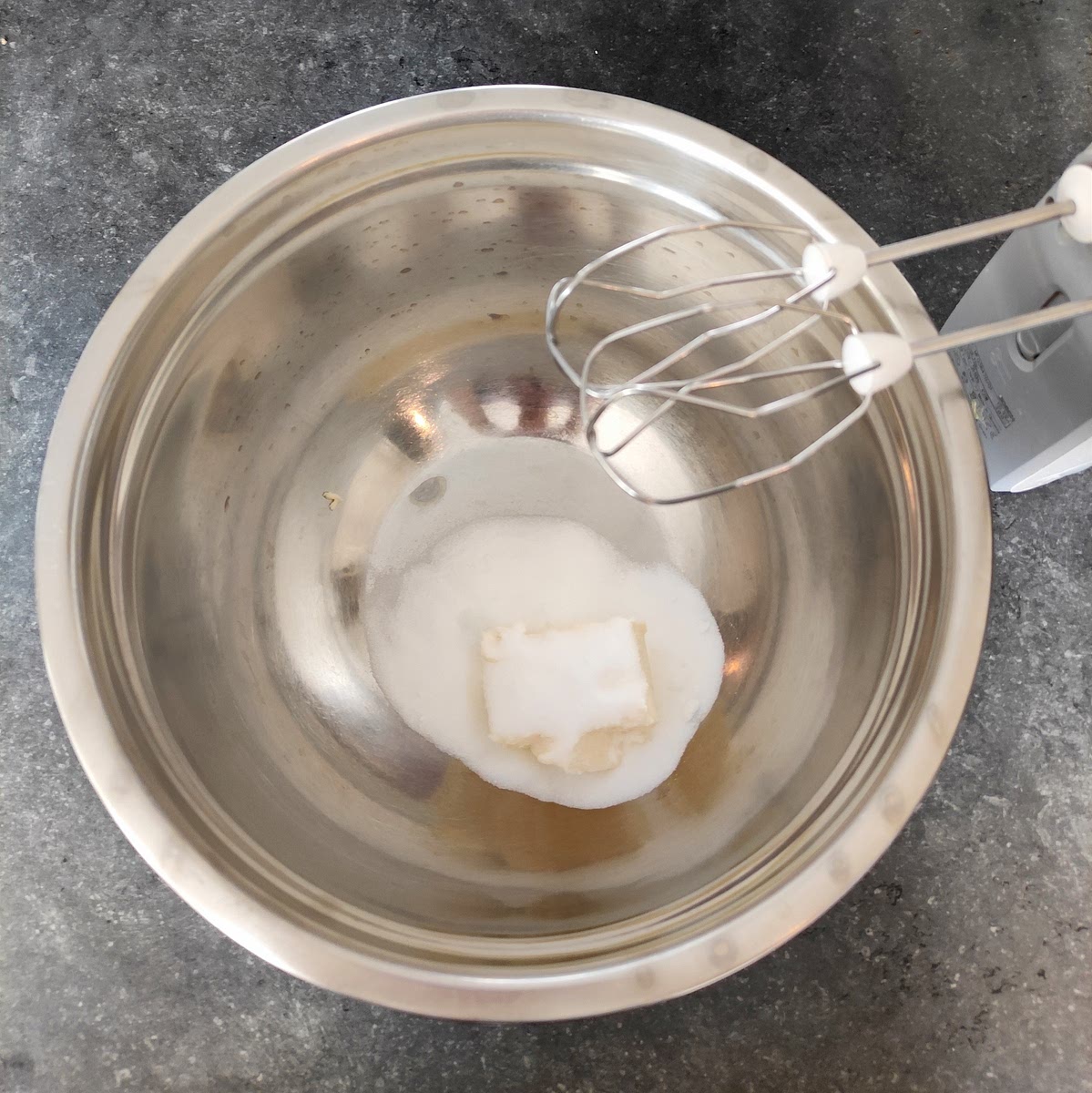 Mélanger le beurre et le sucre au batteur électrique