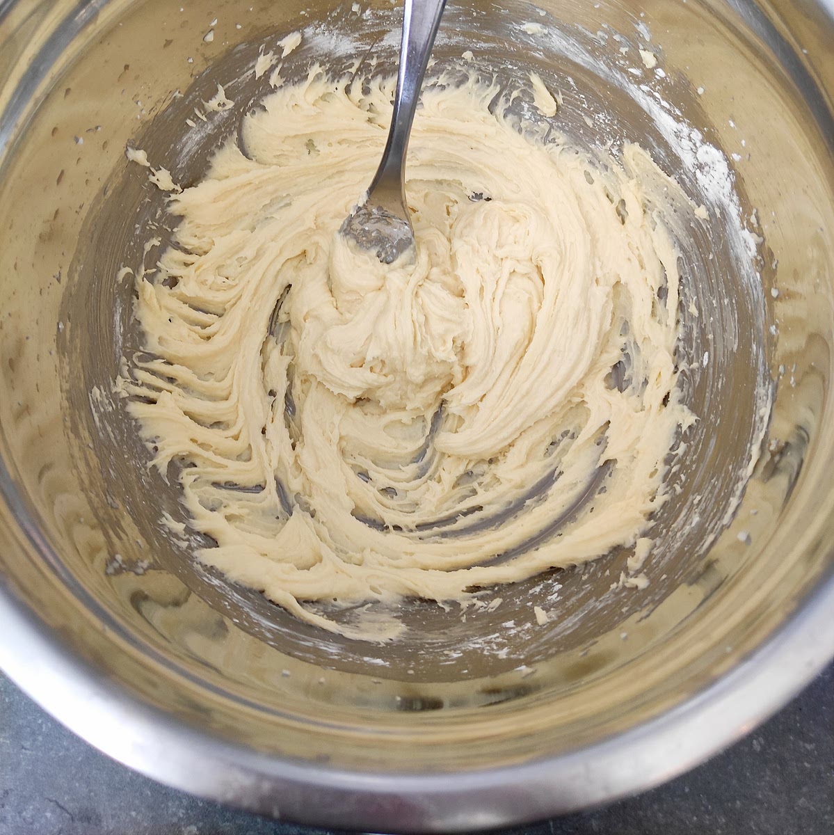 Ajouter la farine et mélanger à la fourchette