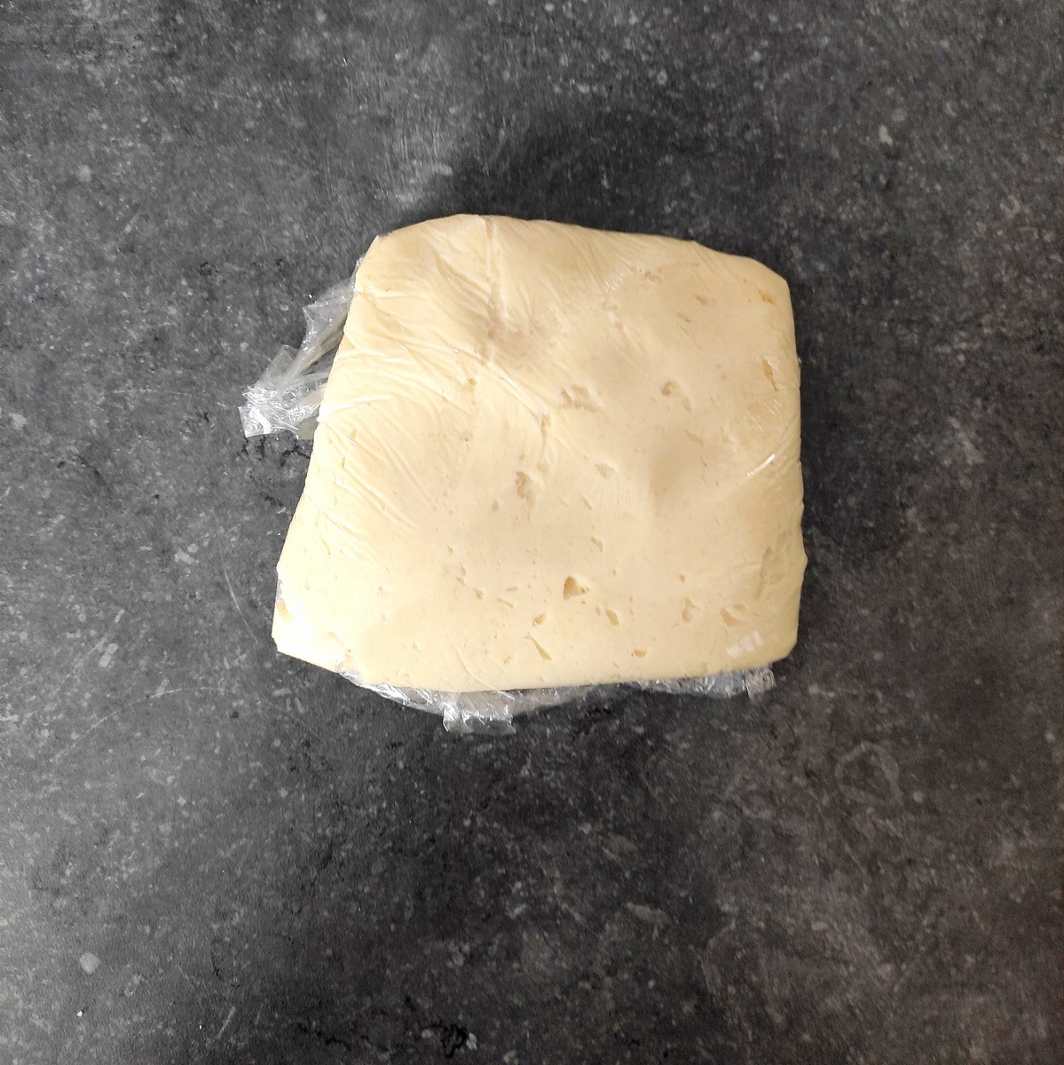 Filmer la pâte et faire refroidir au frigo durant au moins 20 minutes