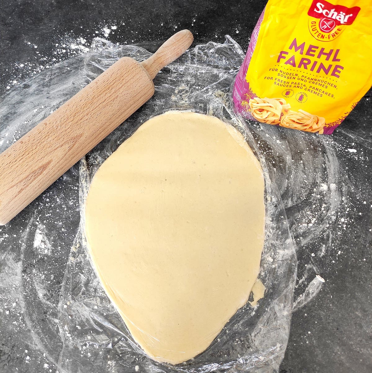 Étaler la pâte sous un papier film, sur un plan de travail fariné