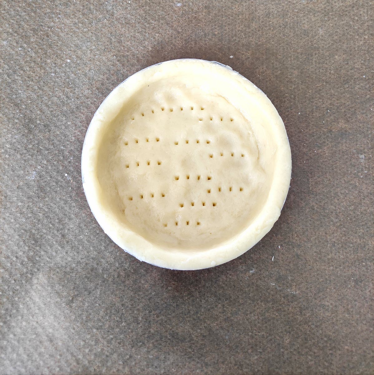 Placer dans le moule et piquer le fond avec une fourchette