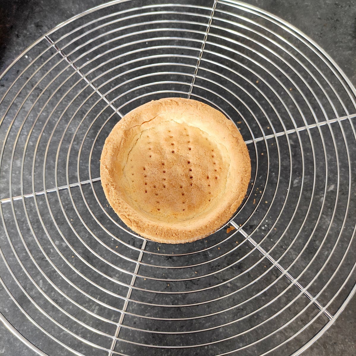 Cuire 25 minutes à 180 degrés puis faire refroidir sur une grille