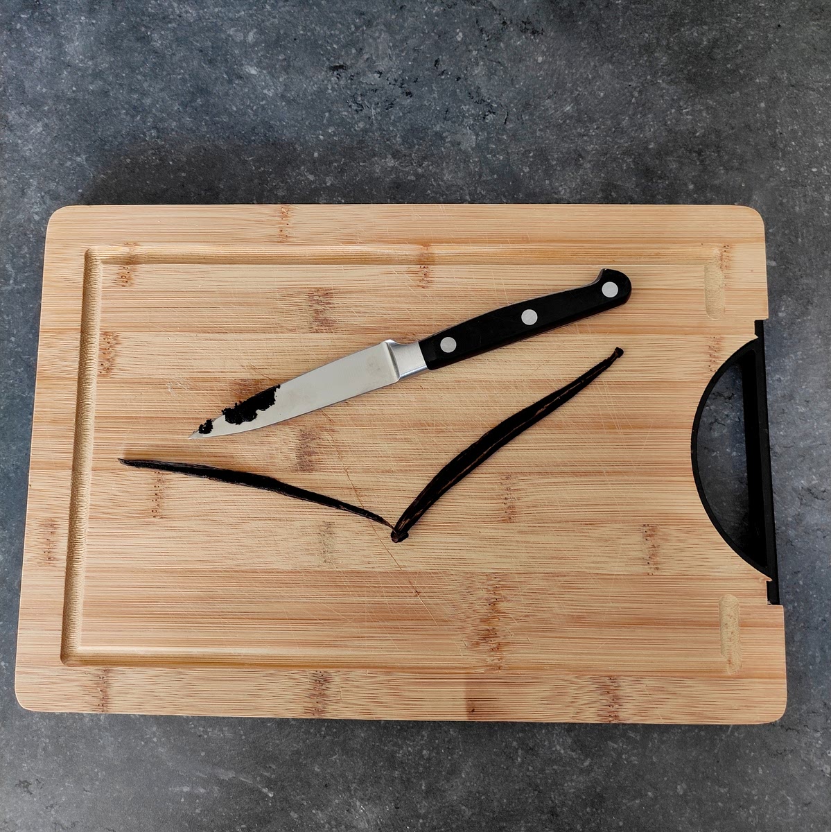 Couper en deux et retirer les graines de la gousse de vanille