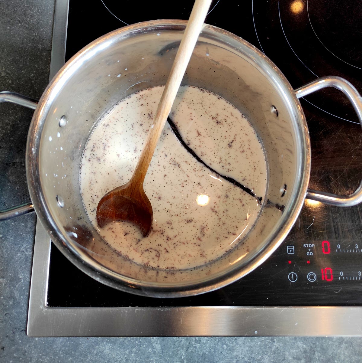 Ajouter la vanille au lait et mettre à chauffer dans une casserole