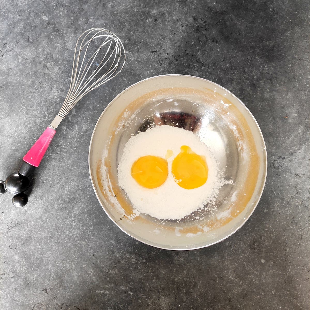 Ajouter les deux jaunes d'oeuf et mélanger à nouveau