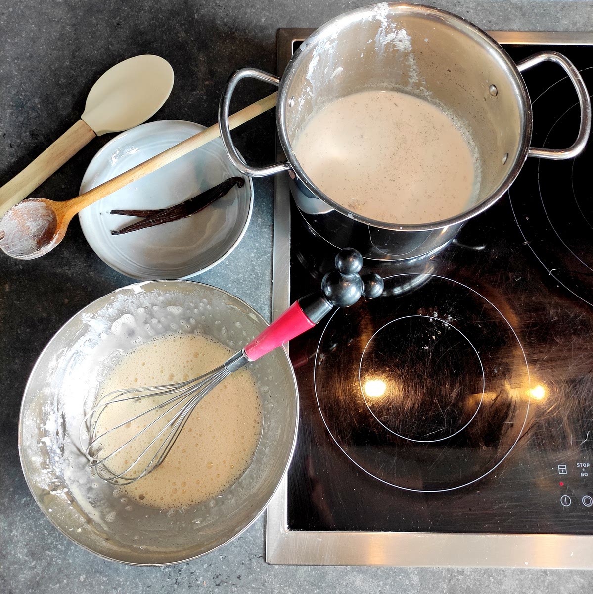 Une fois que le lait bout, ajouter 1/3 au mélange précédent et melanger jusqu'à ce que ce soit homogène