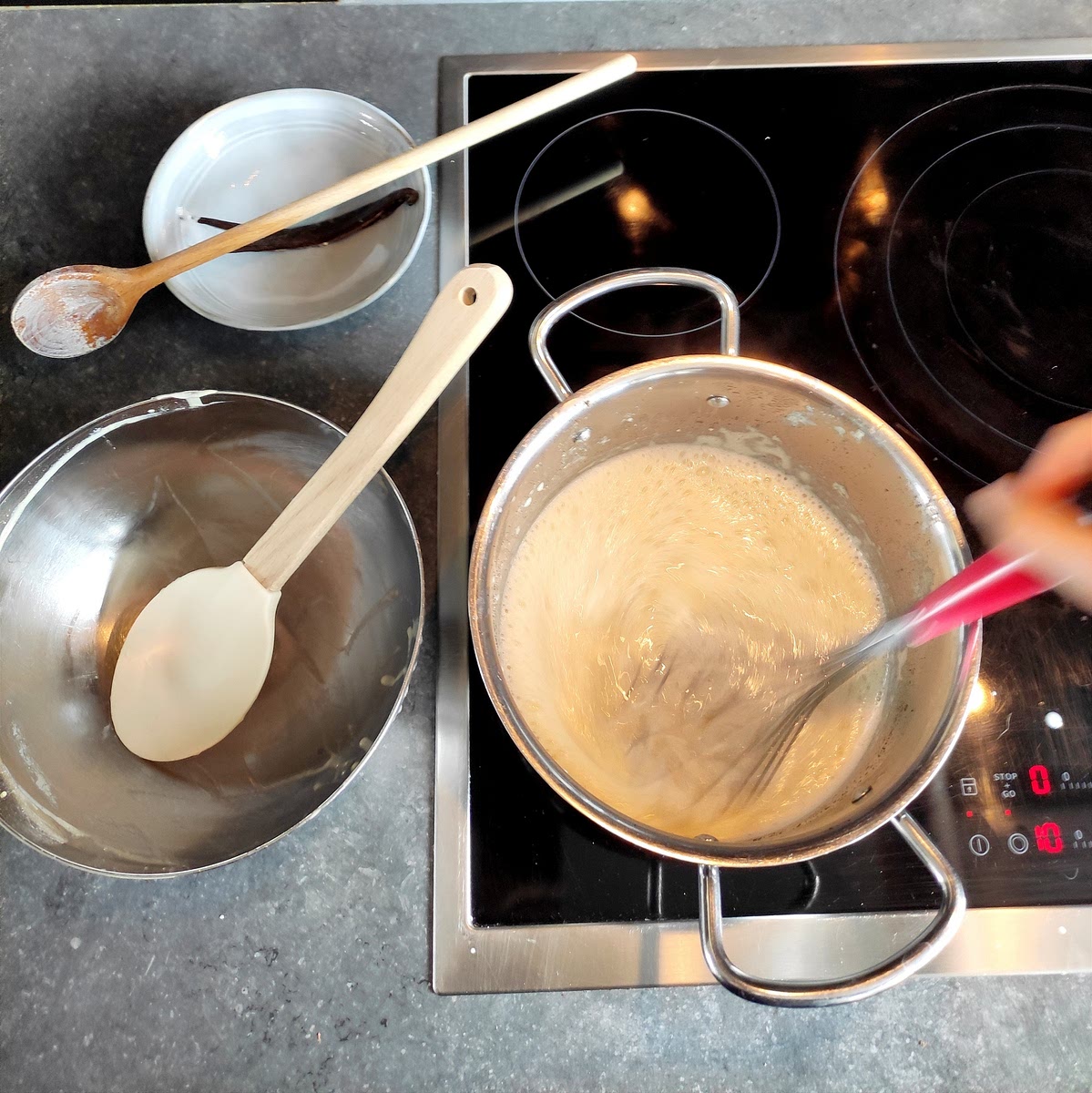 Verser dans le reste du lait et cuire jusqu'à ce que la crème épaississe sans cesser de fouetter