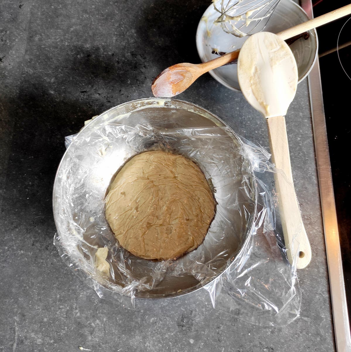 Verser la crème dans un plat, filmer au contact et laisser refroidir