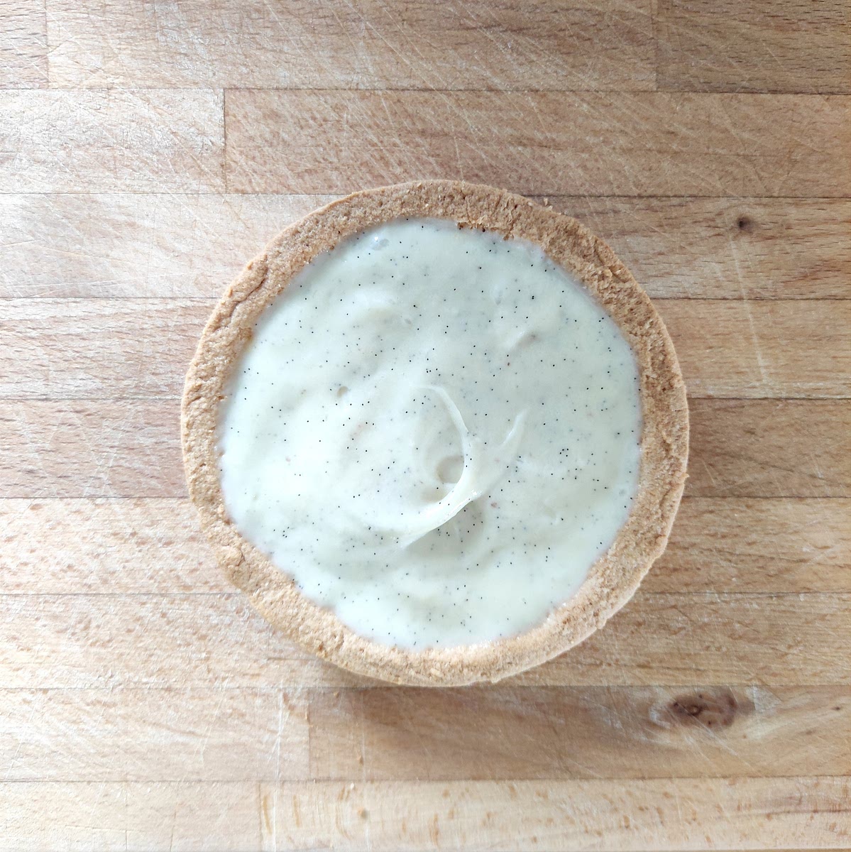 Dans le fond de la tarte, placer d'abord de la crème