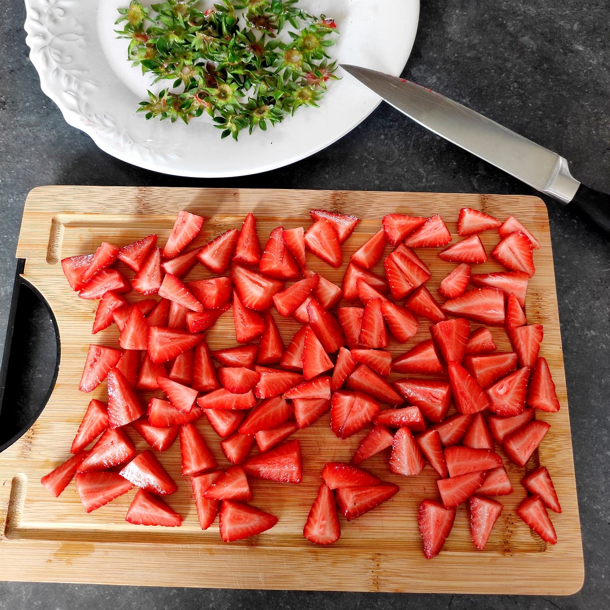 Nettoyer, équeuter et couper les fraises en 4