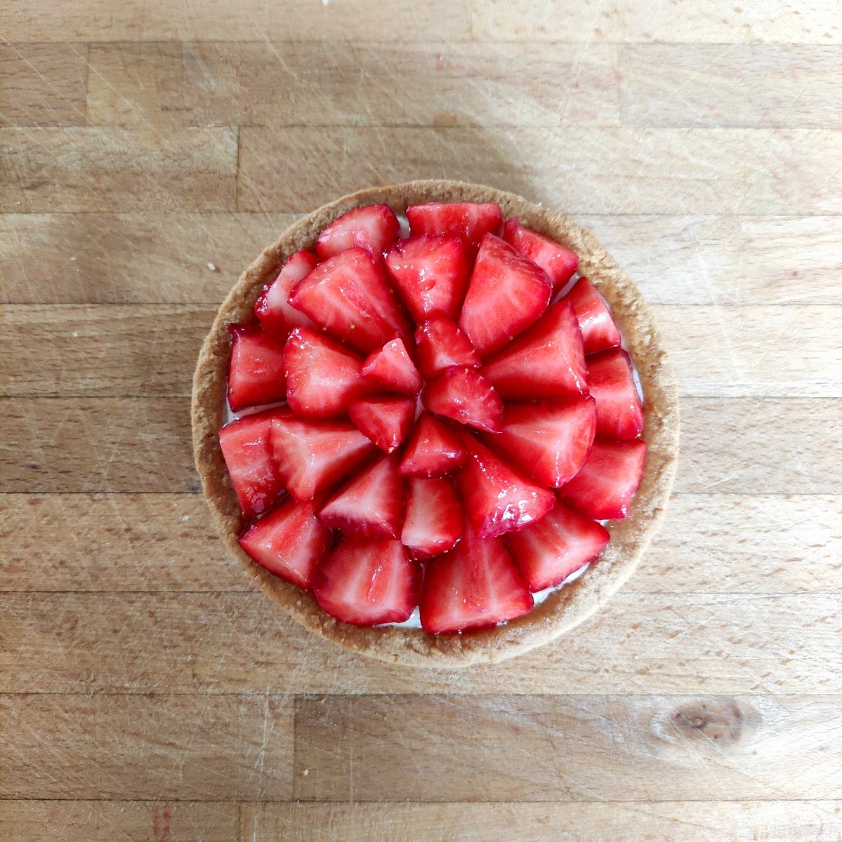 Placer les fraises sur la crème puis laisser reposer les tartelettes au frigo