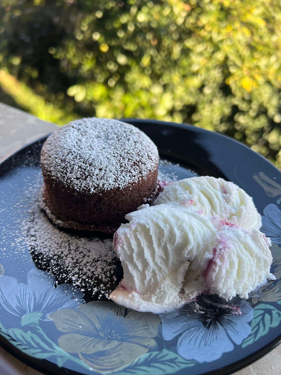 Sprinkle with a dusting of icing sugar and serve with ice cream and raspberries! Dobar tek!💙