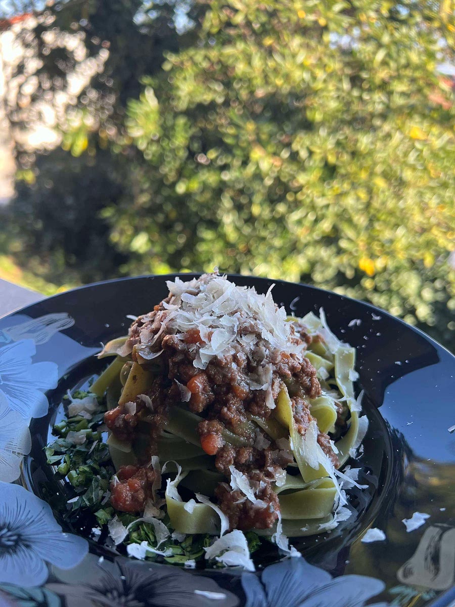 Kada ragu sveukupno bude kuhao 2h gotov je. Uz ragu poslužiti tagliatelle. Dobar tek!💙