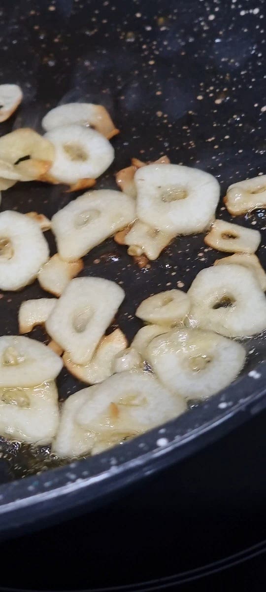 Fry garlic until they resemble garlic chips