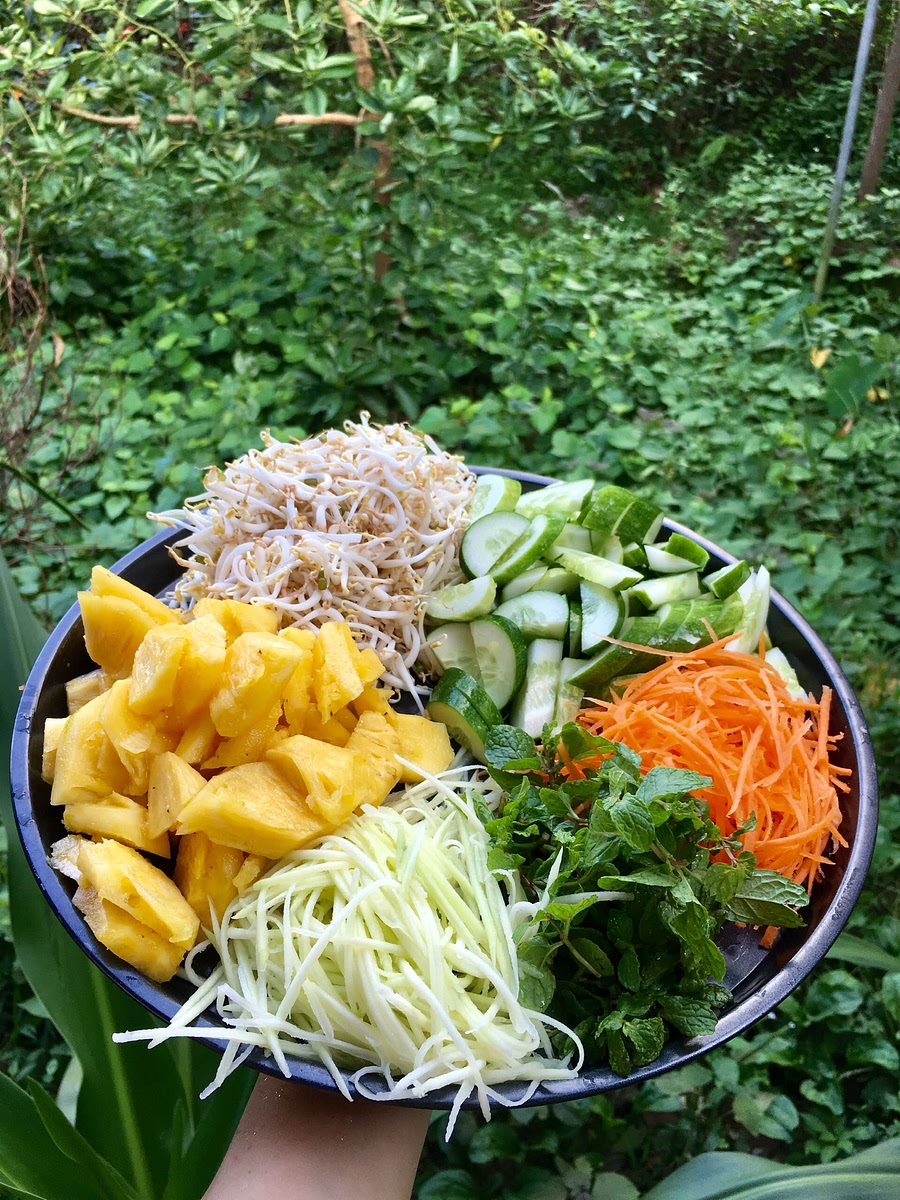 Cắt nhỏ dứa, dưa chuột. Cà rốt, xoài mang thái sợi