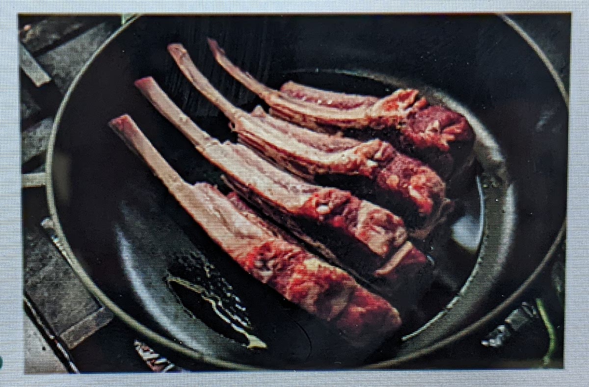 2.鍋にオリーブオイルを入れて中火にかけ、香りが立ったってきたらラムチョップを立てていれ、脂身から焼く。肉も冷たく、まだ鍋も徐々に温度が上がっている途中。だんだんと脂が焼け、パチパチと音が激しくなるまで、１分ほど焼く。