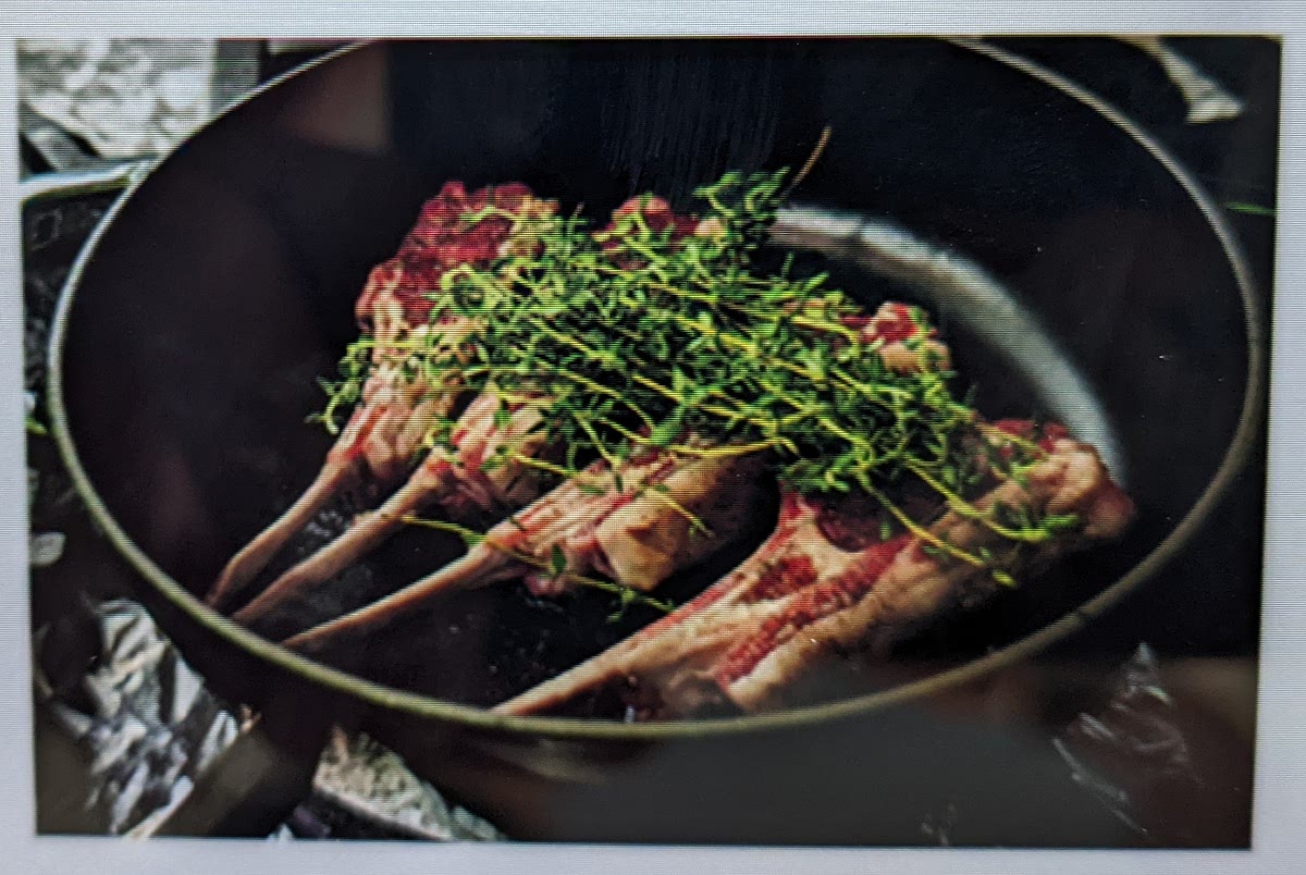3.肉を横に倒してタイムをのせ、蓋をして２分焼く。塊肉と比べて小さいので、熱の回るスピードもずっと速い。