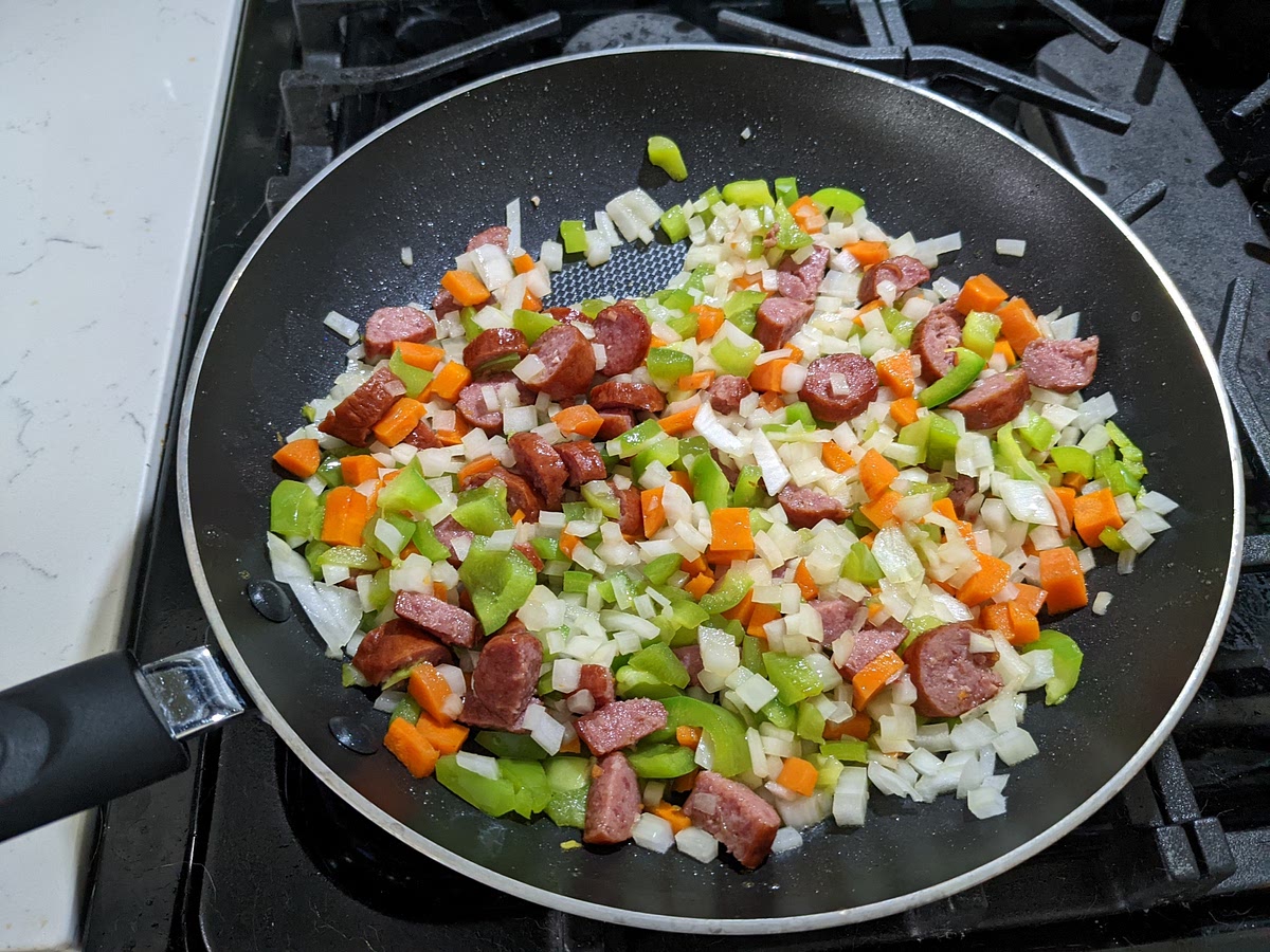 4. フライパンで野菜とウィンナーを炒める