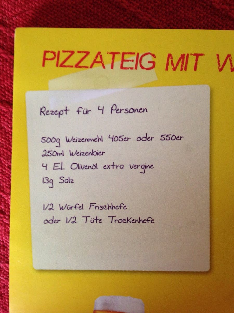 In einer Handvoll Hartweizen Gries ausrollen um die Kruste schön Kross außen und fluffig innen zu haben und das Ankleben zu verhindern.