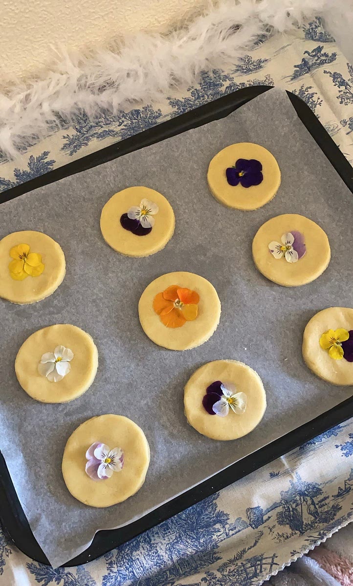 Decorate your cookies with edible flowers and bake in the oven for 10-12 minutes