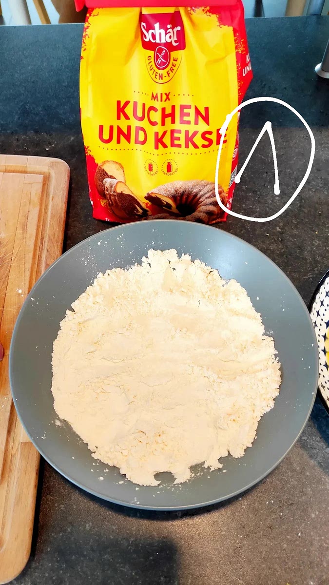 Prendre une escalope et l'enduire de farine dans l'assiette creuse