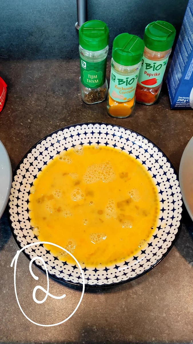 Ensuite placer l'escalope dans les oeufs battus pour la mouiller entièrement