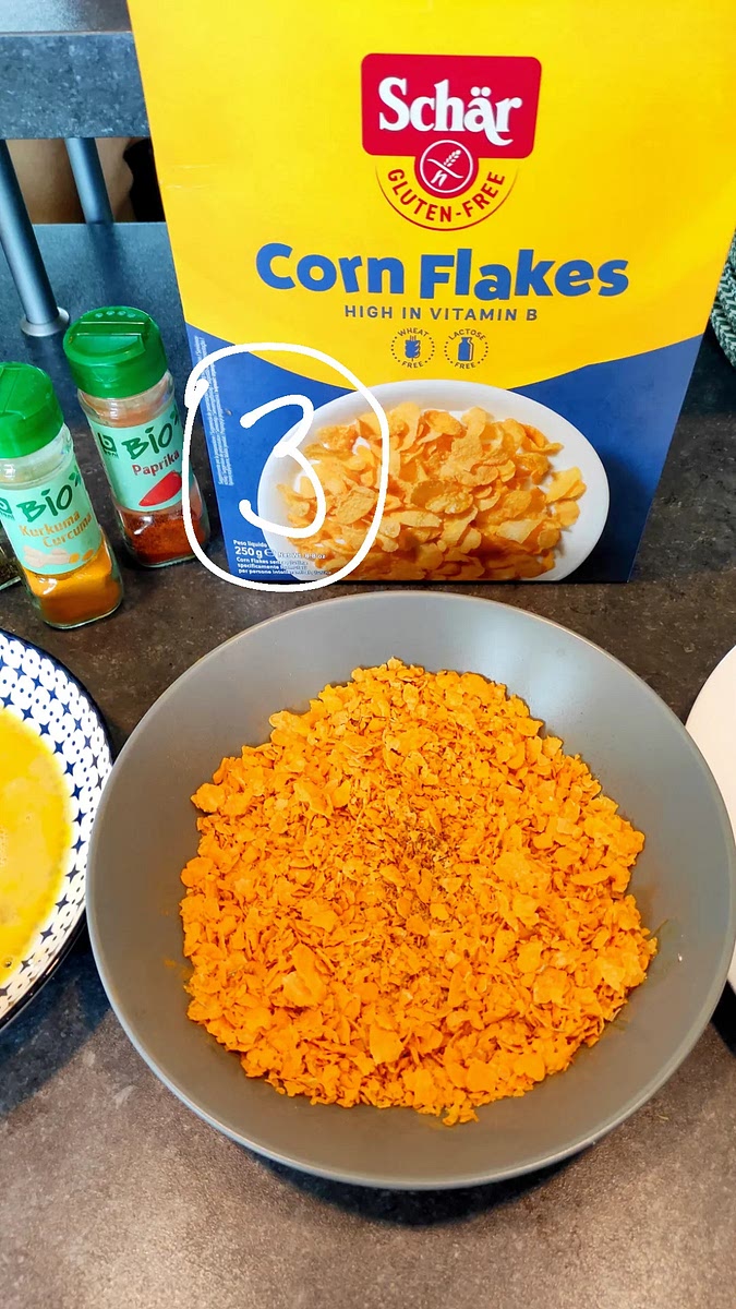 Recouvrir ensuite l'escalope mouillée d'oeuf de corn flakes des deux côtés