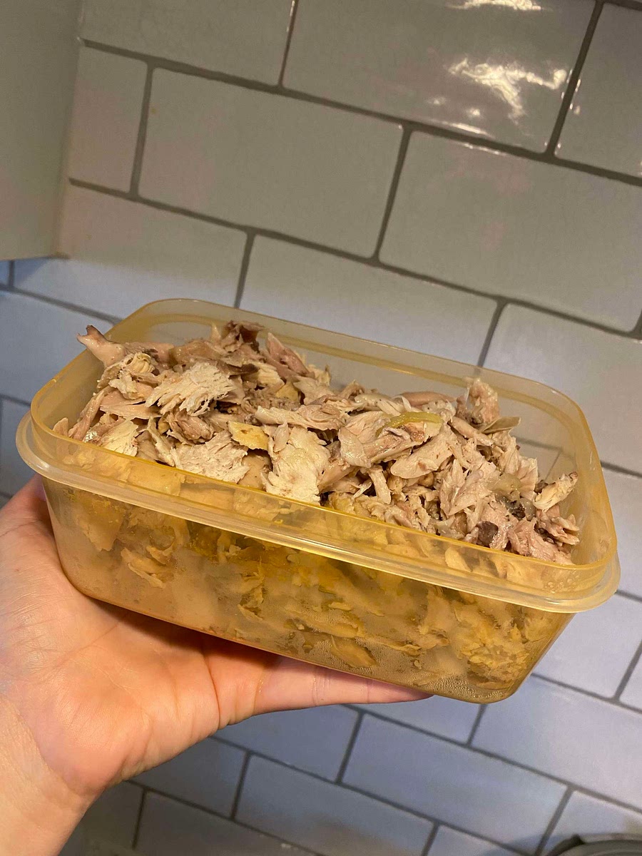 Primero hay que desmenuzar el pollo tras haber preparado caldo