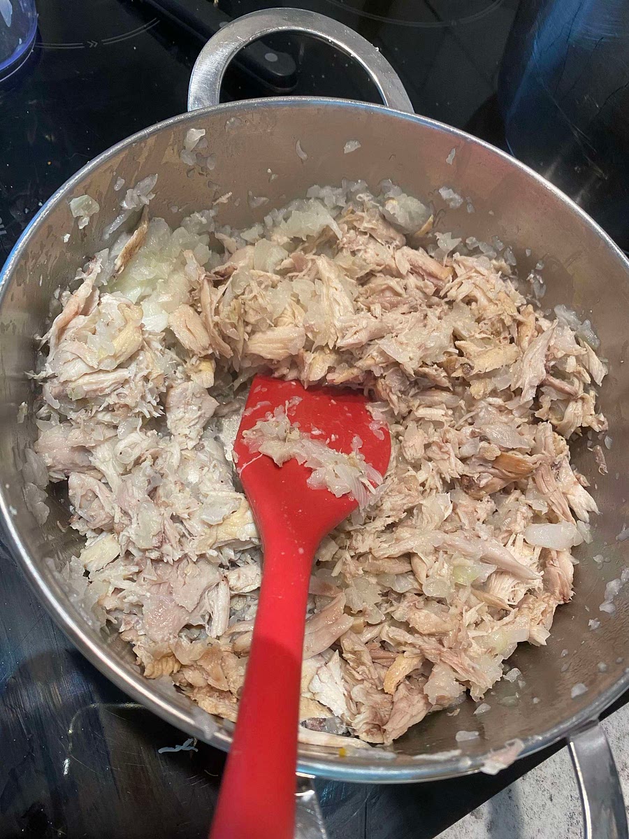 Cuando la cebolla esté transparente añadimos el pollo a la cazuela.