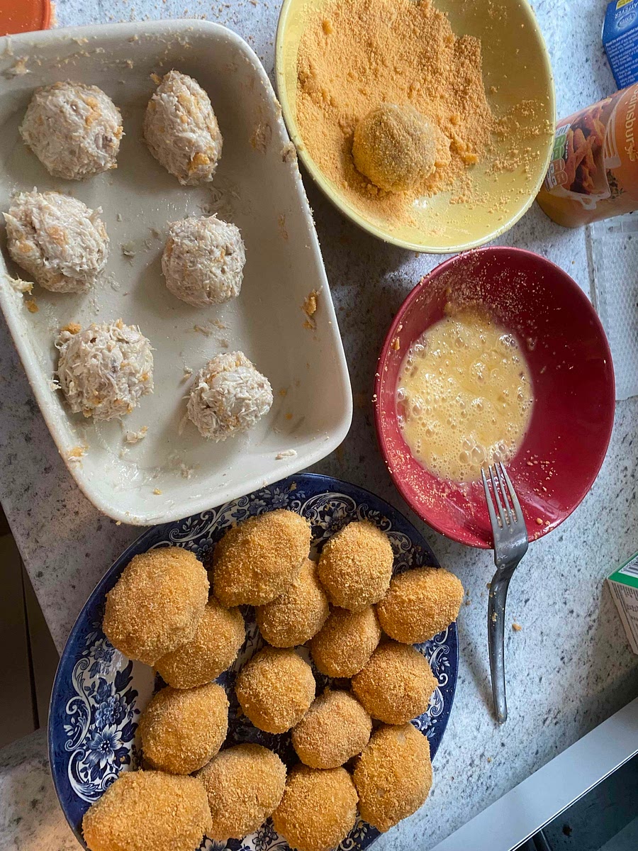 Le damos forma de croqueta y así continuamos con toda la masa.