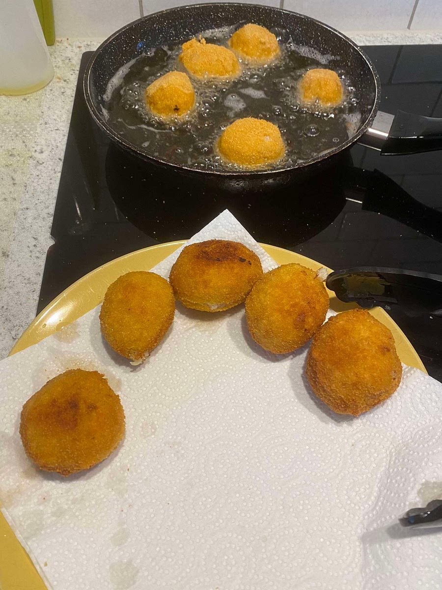 Por último freímos en abundante aceite caliente.
