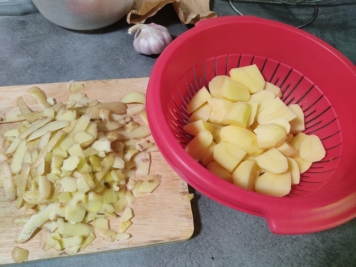 Épluchez et coupez les pommes de terre en gros morceaux (4 morceaux en moyenne). Rincez-les bien.