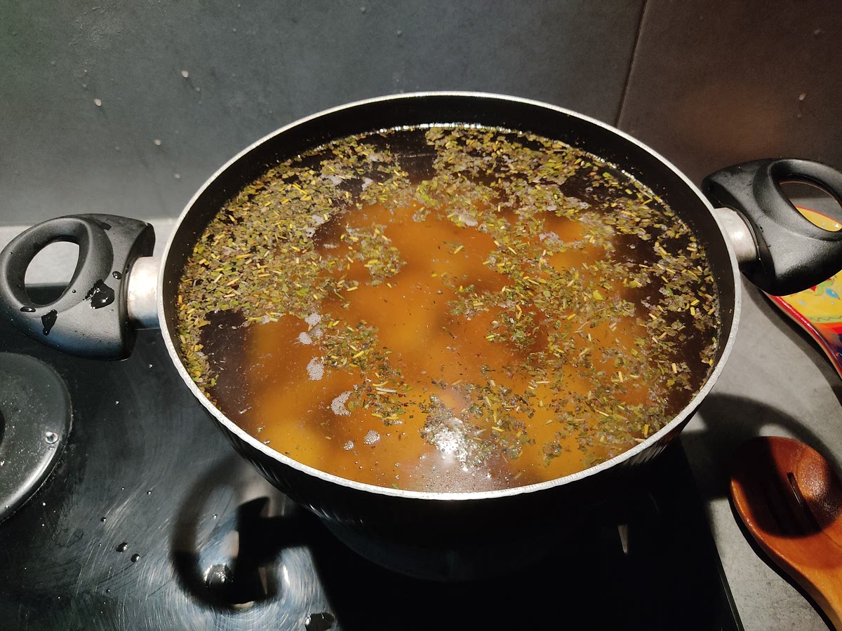 Remplissez une casserole d'eau de sorte à ce que l'eau dépasse largement les pommes de terre lorsque ces dernières y seront. Y ajouter le gros sel et les herbes de provence (optionnel). Faire bouillir. Placez les pommes de terre dans la casserole et gardez l'eau à légère ébullition. Laissez cuire jusqu'à ce que vous puissiez enfoncer aisément la pointe de votre couteau dans un des plus gros morceaux (≈ 50 minutes dépendant des pommes de terre). Gardez le niveau d'eau au dessus des pommes de terre.