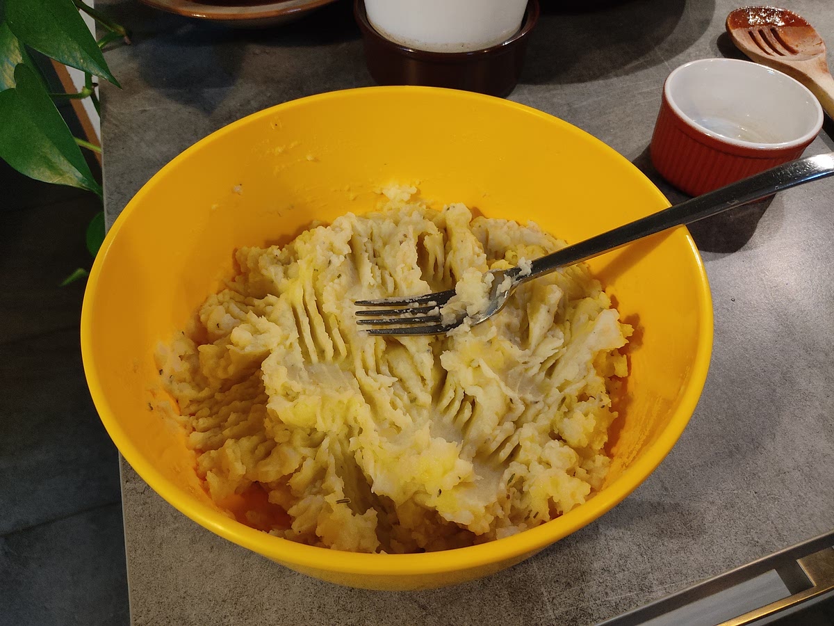 Une fois la cuisson terminées, égouttez les pommes de terre. Faites chauffer légèrement le lait et, à l'aide d'une fourchette, écrasez les pommes de terre en y ajoutant progressivement le lait.