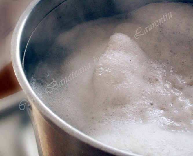 Boil the beans with fresh cold water. This first water will be thrown away after boiling for 2-3 minutes. The purpose of this operation is to reduce those unwanted "side effects". When the water starts to boil, a copious foam will form.