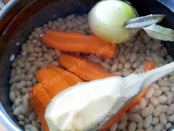 In a 4-5 liter pot, put the beans, carrots, a whole onion and parsnip. Put all the vegetables whole, but peeled and well washed. Add the bay leaves and cover everything with cold water about 1 handful wide.