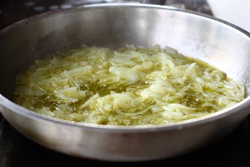 Peel and chop the remaining 2 onions and garlic. Fry in oil, over medium heat, in a large, large saucepan until soft.
