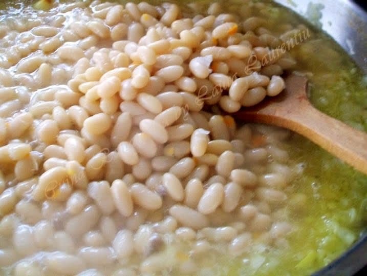 When the onion becomes glassy, add the beans and about 600-700 ml to the pan. from the liquid in which it boiled.