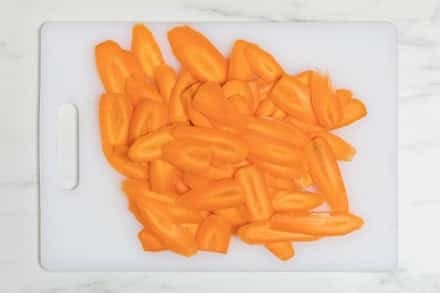 Preparare le chips di carote è molto semplice. Per prima cosa eliminate le carote delle estremità e pelatele accuratamente. Lavatele bene e asciugatele. Affettatele molto sottili con l'ausilio di una mandolina.