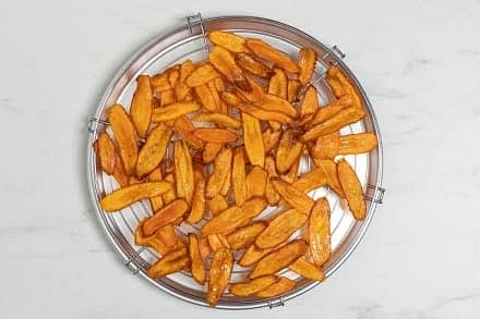 In una casseruola scaldate abbondante olio di semi fino a portarlo alla temperatura di 170°. Immergetevi un po' di carote alla volta e lasciatele friggere per qualche minuto, girandole con due forchette, fino a che non saranno croccanti e dorate. Scolatele su una gratella e a seguire sull'apposita carta da fritto (il passaggio intermedio vi permetterà di tenere il fritto ben asciutto e consumare meno carta). Cospargete le chips di carote con i fiocchi di sale di Maldon e servitele subito.