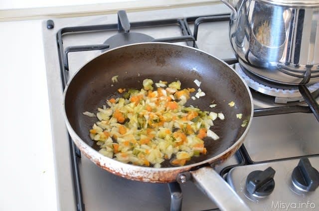 Far soffriggere in una padella con l'olio i cipollotti la carota e la zucchina, il tutto tagliato a pezzettini piccolissimi