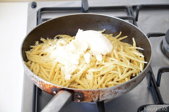 Scolare ora la pasta che avrete cotto in abbondante acqua salata aggiungendo un mestolo di acqua di cottura, la philadelphia e il grana grattugiato
