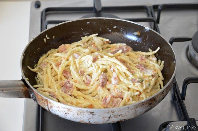 Fate saltare la pasta nel condimento mescolando con un cucchiaio di legno