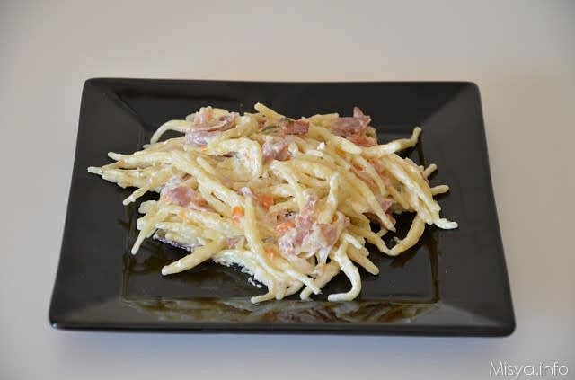 Quando il condimento sarà diventato una crema, spegere la fiamma. La vostra pasta con speck e philadelphia è pronta per essere impiattata.